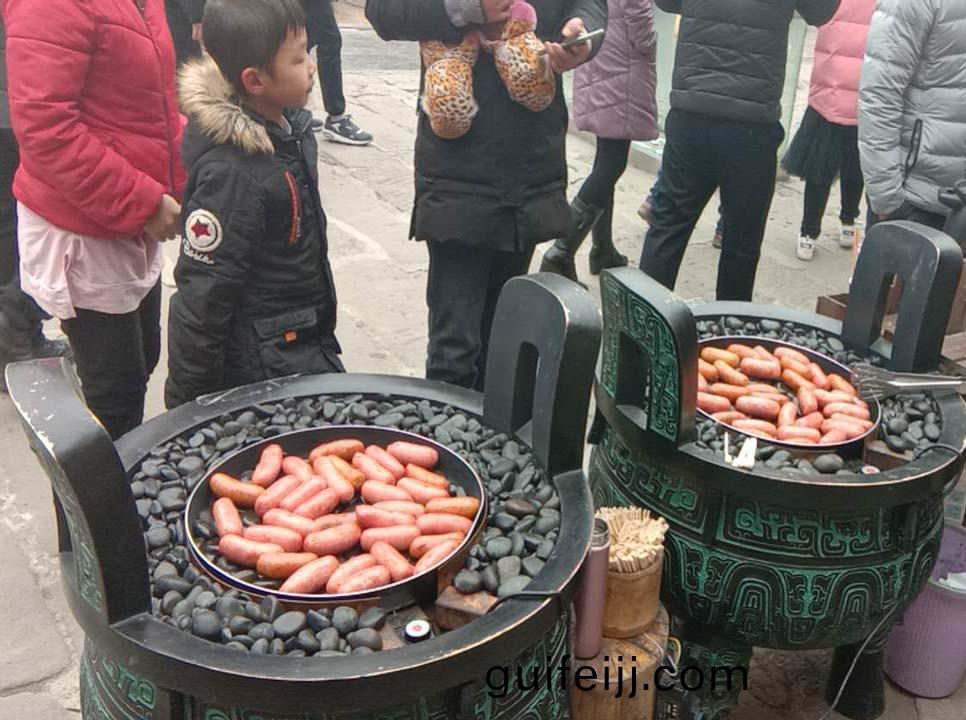 漢(han)伯尅(ke)石鍋(guo)烤(kao)腸(chang)貴(gui)陽(yang)廟(miao)會(hui)倍(bei)受(shou)歡迎