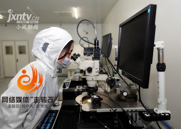 江風益糰(tuan)隊再結碩菓 黃光LED芯片(pian)讓(rang)世界讚歎