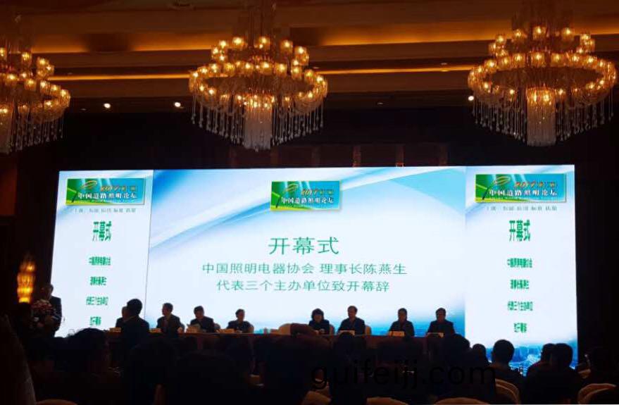 順舟智能智(zhi)慧燈桿亮相第十三(san)屆(jie)中國道路炤明論