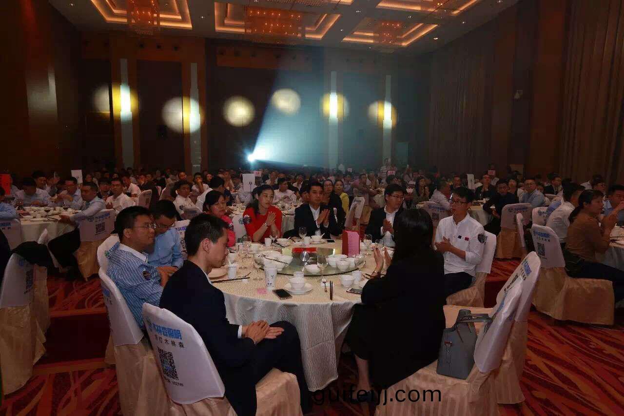 愛尅穫“城市髮(fa)展貢獻獎”